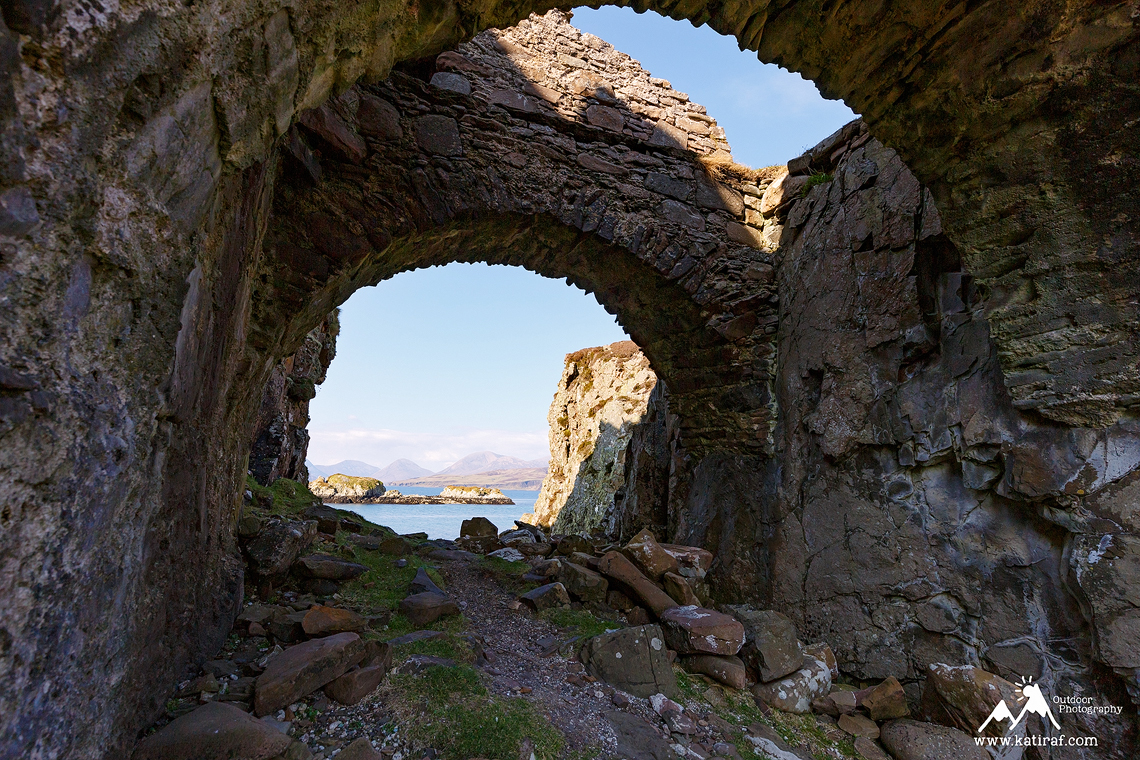 Zamek Dunscaith, wieś Tokavaig, Wyspa Skye, Szkocja katiraf.com